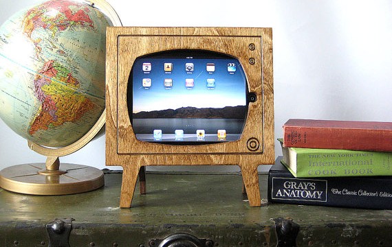 Travel Back In Time With This Retro TV iPad Dock